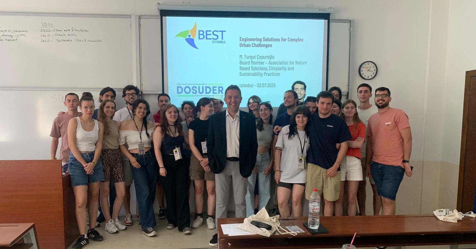 Gruppenbild am Ende eines Nachhaltigkeitsworkshops an einer Universit&auml;t